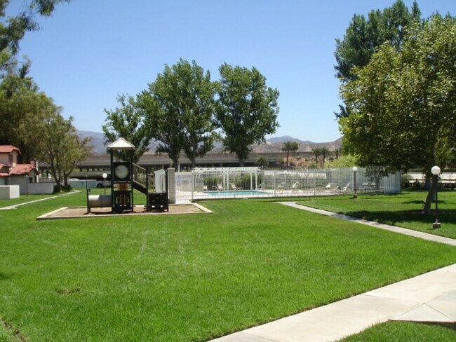 Building Photo - Spacious 3-Bedroom Townhome with Community...