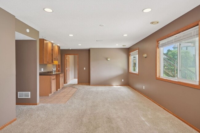 Building Photo - Gorgeous Single Family Home - June 1st Mov...