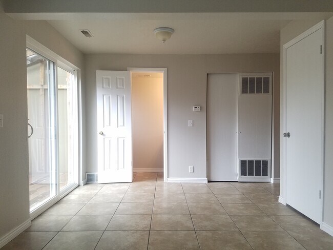 Building Photo - 7942 S Chadbourne Dr