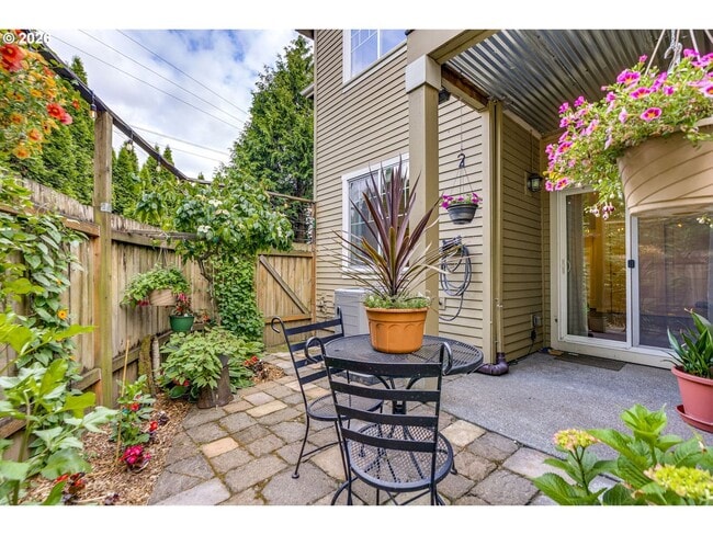 Building Photo - Spacious 3 Bedroom Townhome with Stainless Steel Appliances, Attached Garage & Open Layout