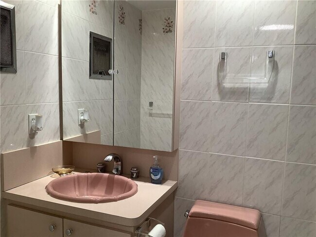 Building Photo - 300 Layne Blvd