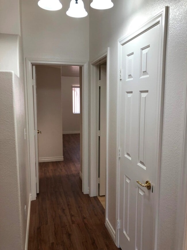 Building Photo - Beautiful Single Story Home