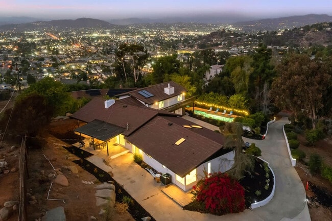 Building Photo - 5048 Bluff Pl