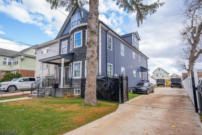 Building Photo - 911 Monroe Ave