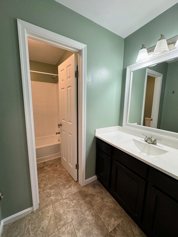Building Photo - 3021 Glastonbury Dr