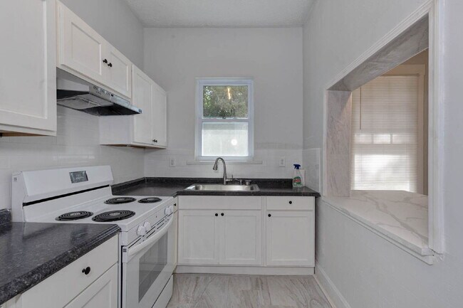 Building Photo - 2229 10th St