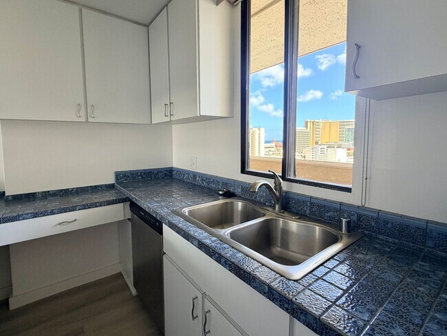 Building Photo - 2121 Ala Wai Blvd