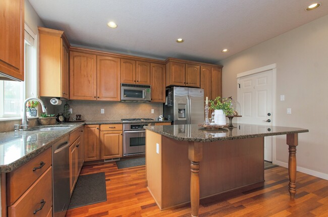 Building Photo - Large 3 bdrm / 2.5 bath with open floor pl...