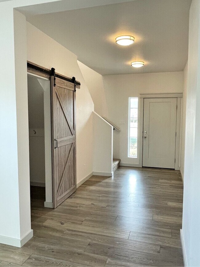 Building Photo - Beautiful3 bed 2,5 bath townhouse in Garden City