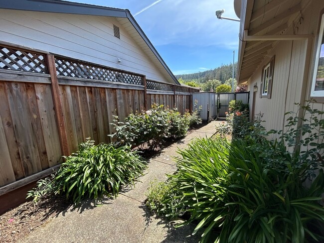 Building Photo - Welcome to this charming 3-bedroom, 2-bath home located in a desirable Oakmont 55+ adult community