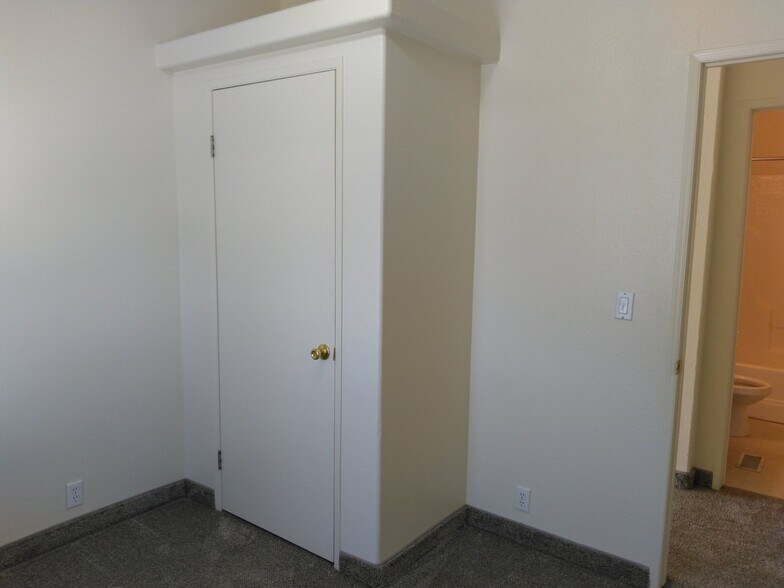 Building Photo - 446 240 N