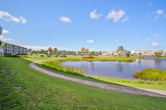 Building Photo - Stunning 2 beds 2 baths condo with lake vi...