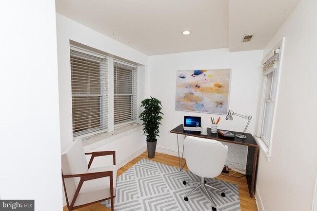 Building Photo - 412 Evarts St NE