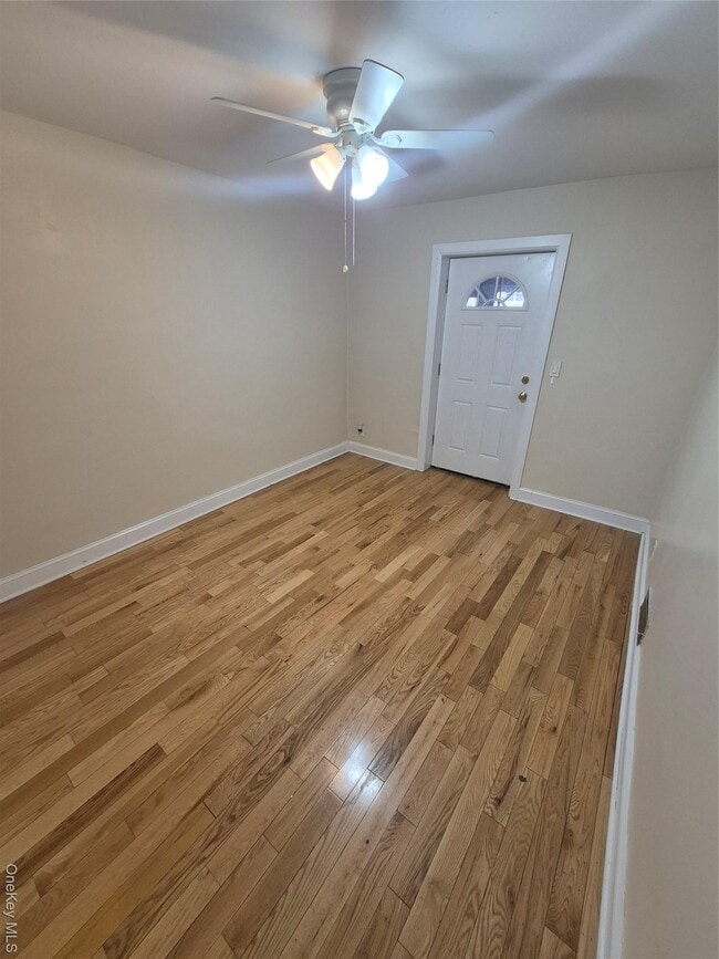 Building Photo - 923 E 227th St