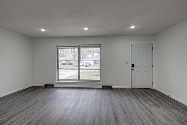 Building Photo - 2716 S Vermont Ave.