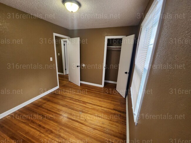 Building Photo - $999 - 3 bedroom/ 1 bathroom Single Family Home