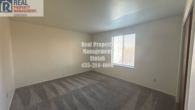 Building Photo - 3 Bedroom, 1.5 Bath Town home.