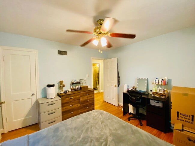 Building Photo - Adorable 2bdrm/1bth Rancher Located in Richmond's West End!!