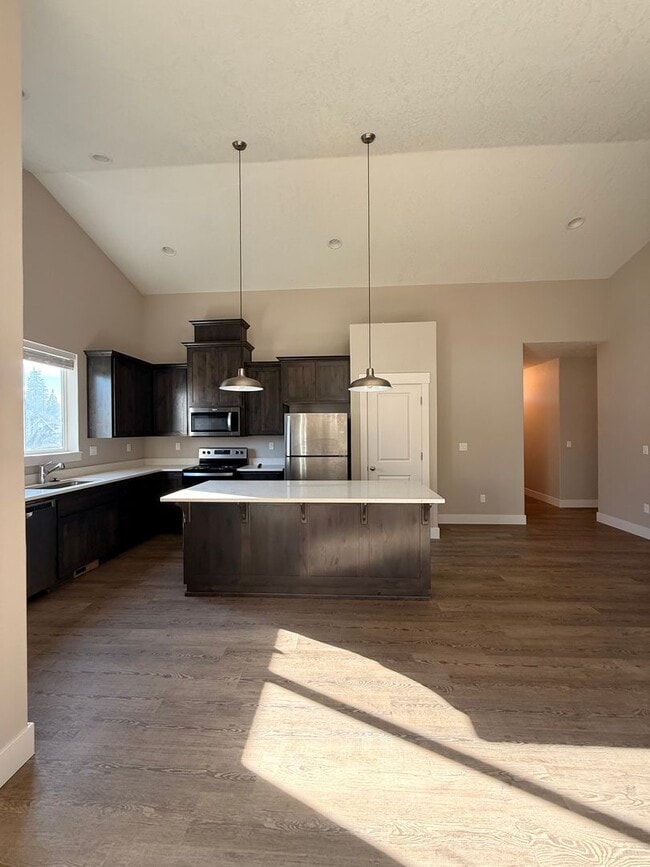 Building Photo - Large Fenced in Yard! 3Bd 2Ba Duplex