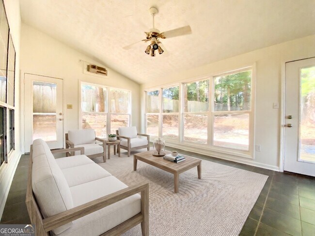 Building Photo - 640 Suwanee Lakes Cir NW