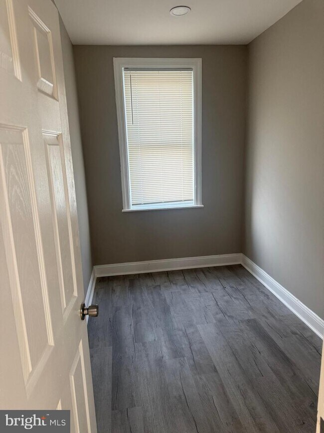 Building Photo - 1945 W Airdrie St