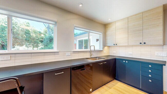 Building Photo - 1321 Lasuen Dr