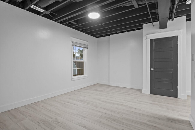 Building Photo - 240 Banyan Blvd