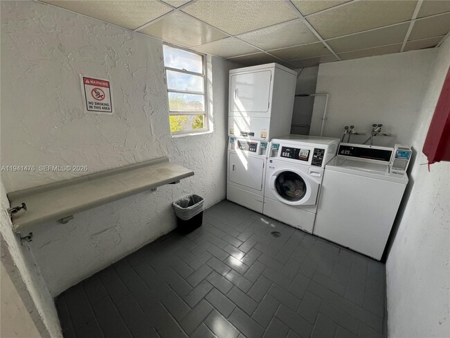 Building Photo - 6900 N Kendall Dr