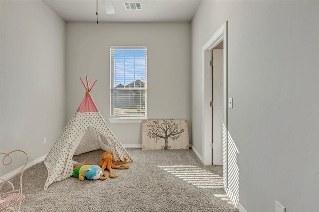 Building Photo - Nearly New Yukon Schools