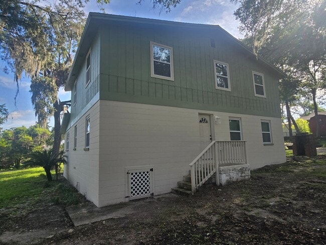Building Photo - 9762 Bayview Ave