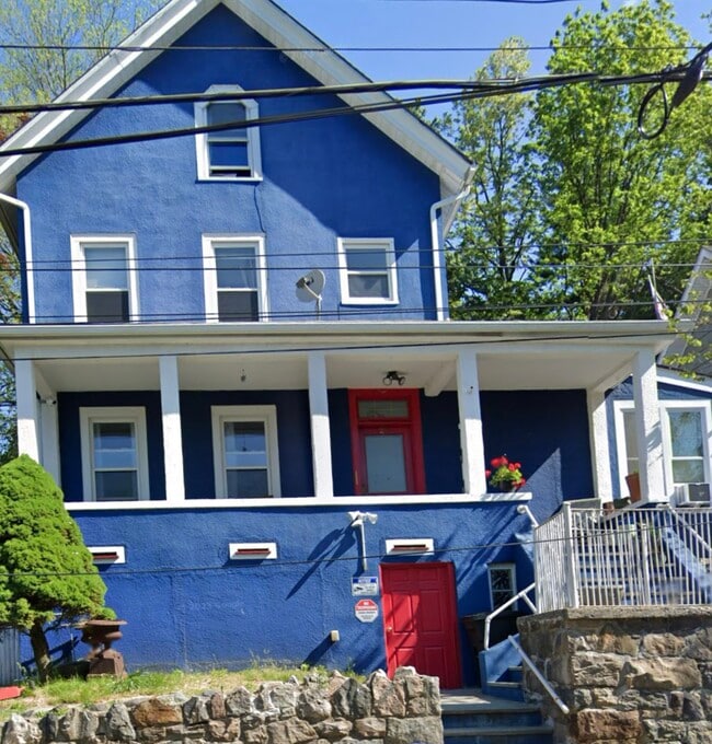 Building Photo - 27 Maple St