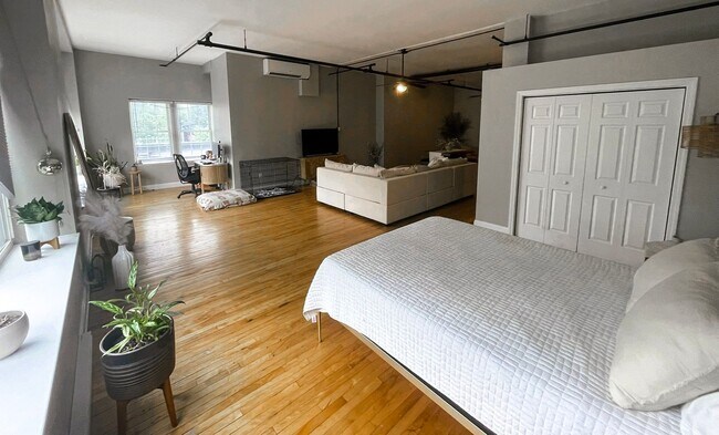 Building Photo - Spacious Studio Downtown Dover!