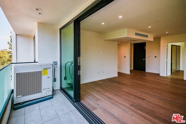 Building Photo - 328 N Maple Dr