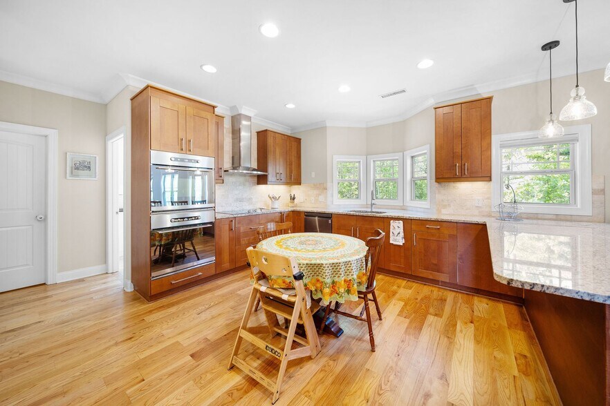 Building Photo - Spacious Home in Solamere Subdivision