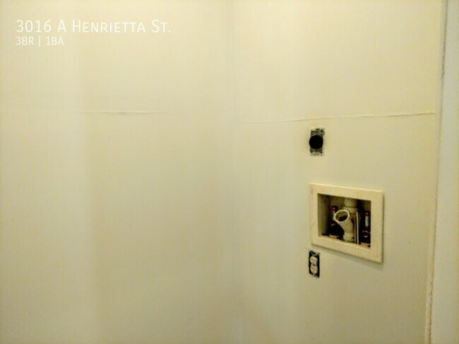 Building Photo - Huge 3br/1ba 2nd Floor Apartment in Heart ...