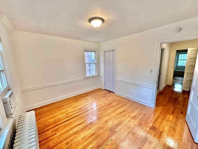 Building Photo - Spacious 6 bedroom 3.5 bath Tudor Townhouse w/Deck close to Georgetown University & Hospital