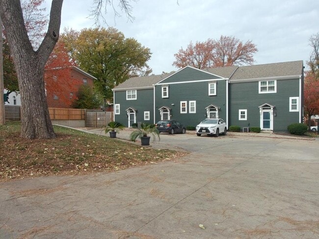 Building Photo - 909 W 41st Pl