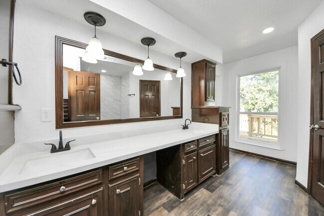 Building Photo - 616 S Rivershire Dr