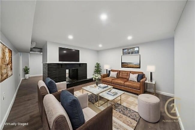 Building Photo - 233 E 19th Ave