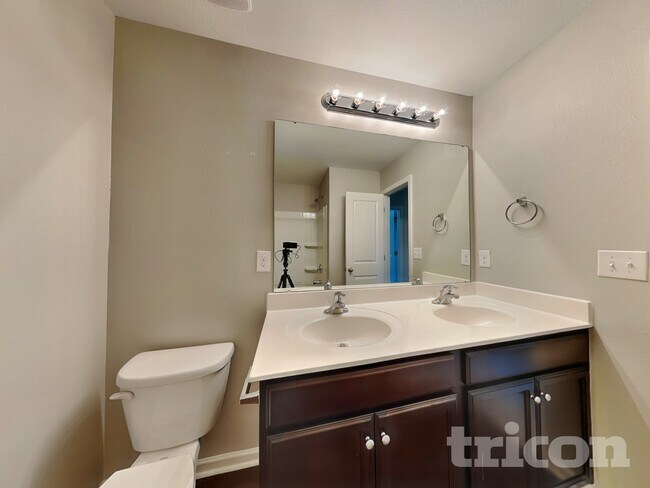 Building Photo - 2831 Village Center Dr