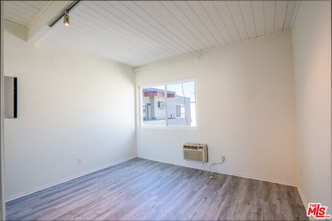 Building Photo - 12014 Kling St