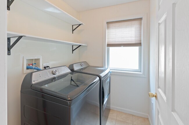 Building Photo - 260 Custer Ave