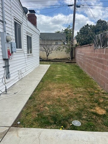 Building Photo - 624 W Woodcrest Ave