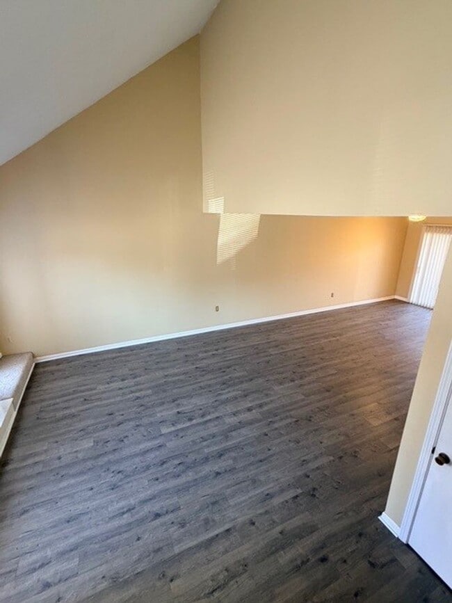 Building Photo - Rock Knoll