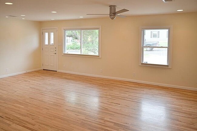 Building Photo - 1179 Oak Grove Ave