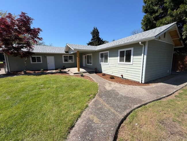 Building Photo - Beautiful 2 Bedroom on a Large Corner Lot!