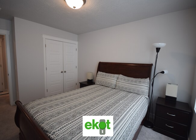 Building Photo - Spacious Townhome Near Shopping! 3 BD 2.5 BTH