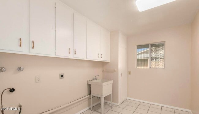 Building Photo - 10207 W Kingswood Cir