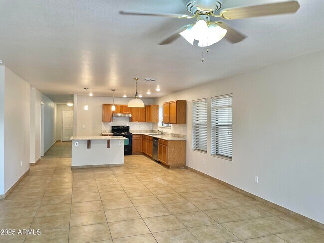 Building Photo - 1002 E Arabian Dr