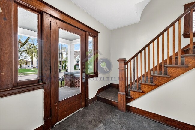 Building Photo - Beautiful Two Bedroom Lower Unit! Available NOW!!